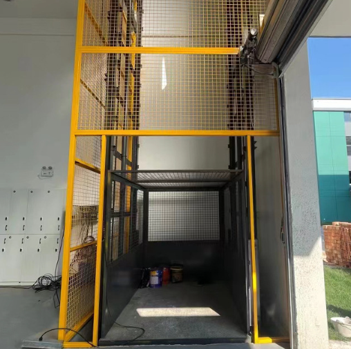 重庆导轨式升降机助力物流园破解运输难题